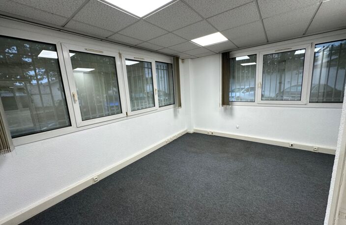 Bureau à louer VENISSIEUX (69), à 50m du périphérique, bureaux d'une surface totale de 74,57 m² + 3 places de parking — photo 2