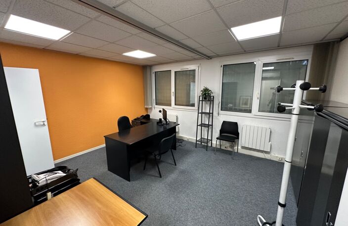 Bureau à louer VENISSIEUX (69), à 50m du périphérique, bureaux d'une surface totale de 74,57 m² + 3 places de parking — photo 3