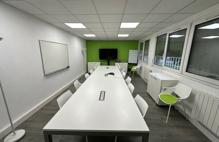Bureau à louer VENISSIEUX (69), à 50m du périphérique, bureaux d'une surface totale de 74,57 m² + 3 places de parking — photo 4