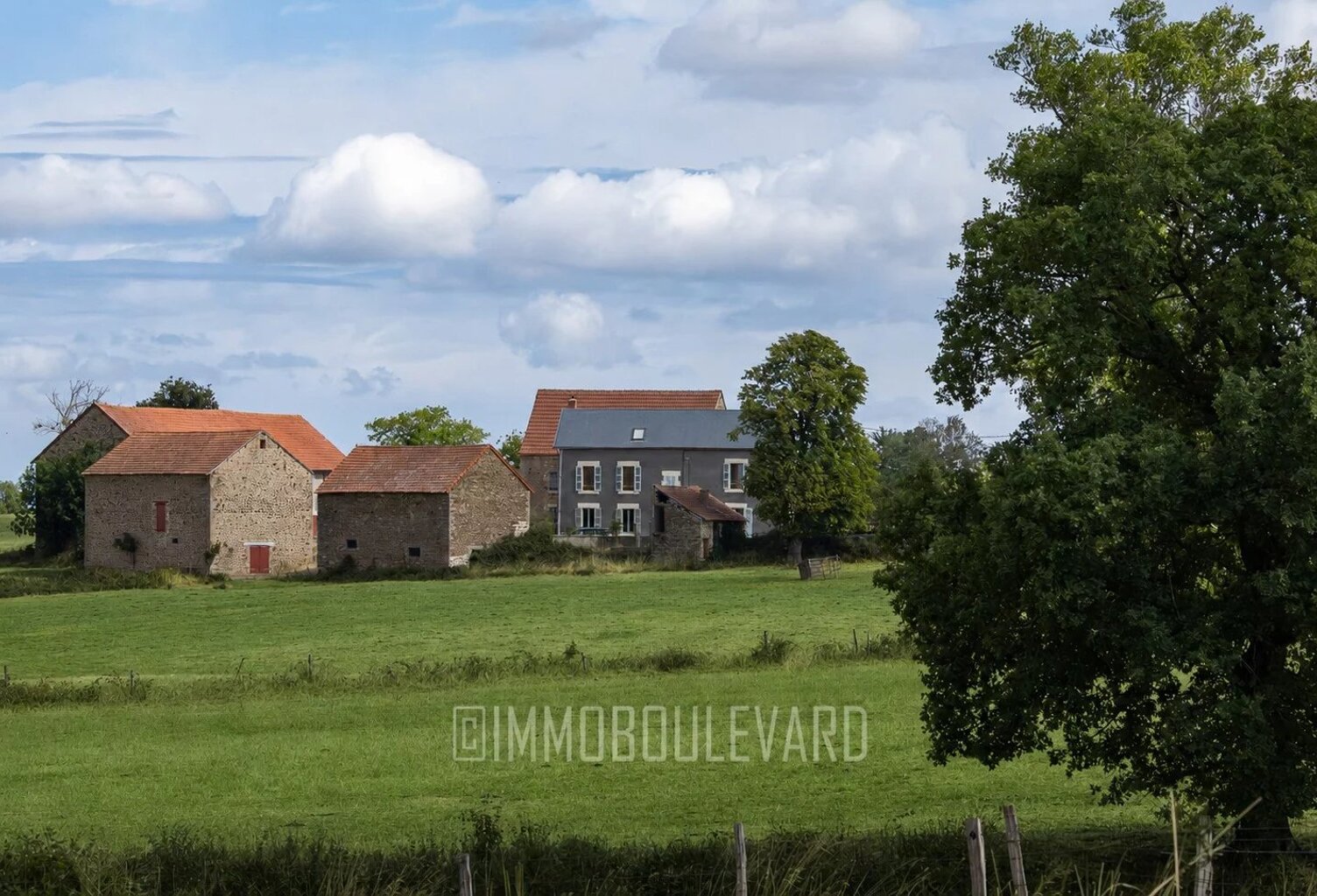 À vendre : maison avec 3 granges et beau potentiel (23) — photo 1