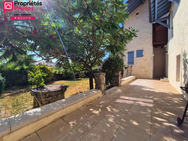 À vendre Collonges 01550 - Maison en pierre rénovée 4 chambres avec jardin et garage — photo du bien