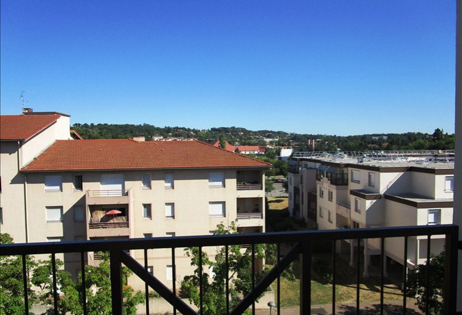 ST GENIS LAVAL GRAND STUDIO AVEC BALCON ET PARKING — photo 1