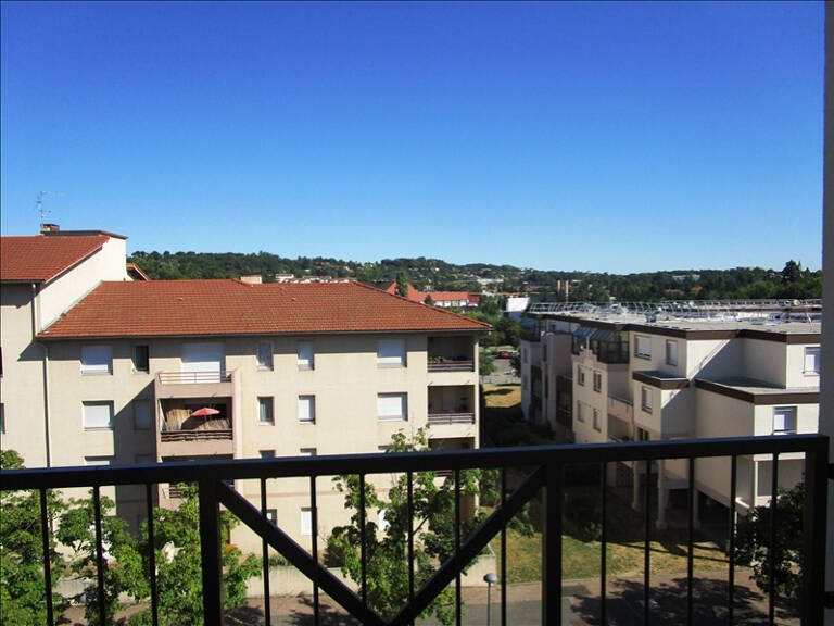 ST GENIS LAVAL GRAND STUDIO AVEC BALCON ET PARKING — photo 1