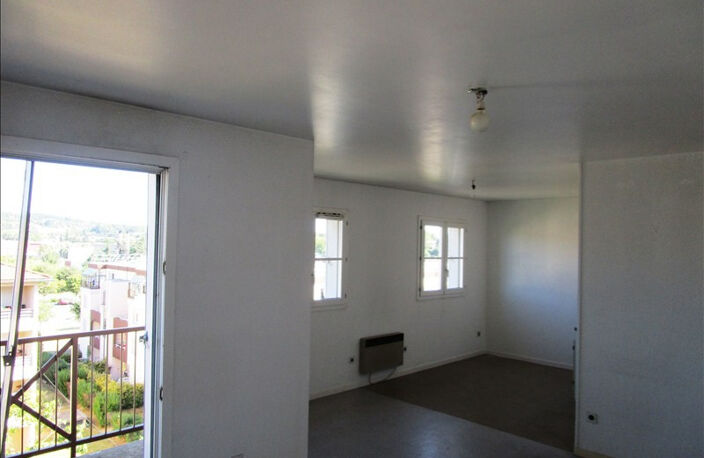 ST GENIS LAVAL GRAND STUDIO AVEC BALCON ET PARKING — photo 2