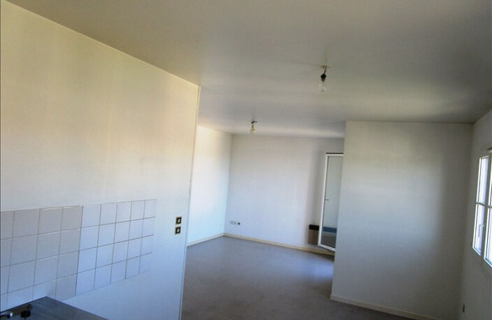 ST GENIS LAVAL GRAND STUDIO AVEC BALCON ET PARKING — photo 3