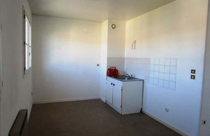 ST GENIS LAVAL GRAND STUDIO AVEC BALCON ET PARKING — photo 4