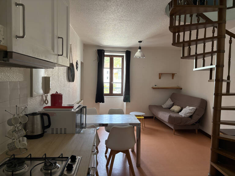 Au centre de MOIRANS-EN-MONTAGNE, T2 duplex meublé — photo 1