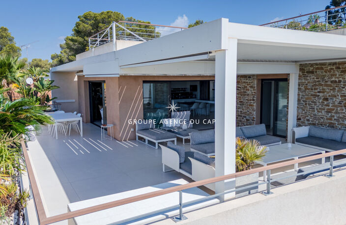 APPARTEMENT VILLA TOIT 5 PIECES VUE MER PANORAMIQUE TERRASSE SOLARIUM  JACCUZZI PISCINE GARAGE PLAGE ET COMMERCES A PIED A SAINT RAPHAEL BOULOURIS — photo 3