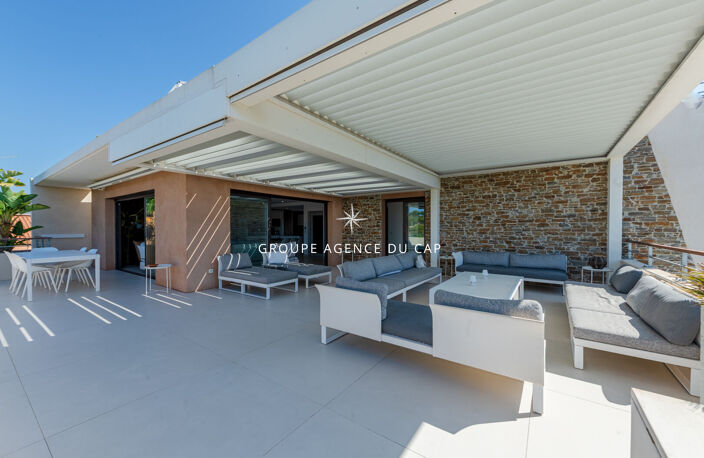APPARTEMENT VILLA TOIT 5 PIECES VUE MER PANORAMIQUE TERRASSE SOLARIUM  JACCUZZI PISCINE GARAGE PLAGE ET COMMERCES A PIED A SAINT RAPHAEL BOULOURIS — photo 4