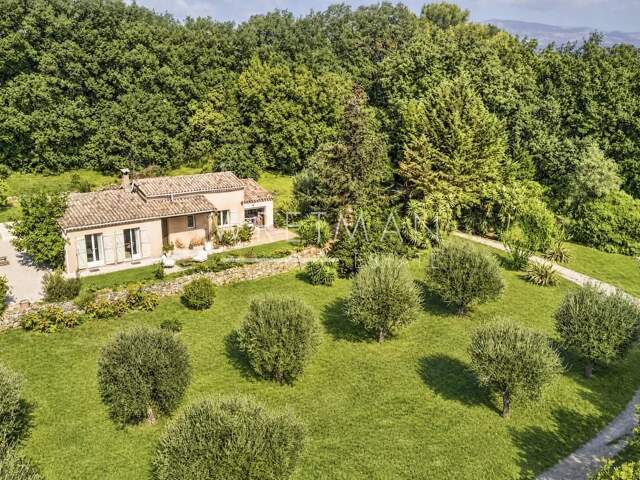 Villa avec 3 chambres et grand terrain plat à pied du village – — photo du bien