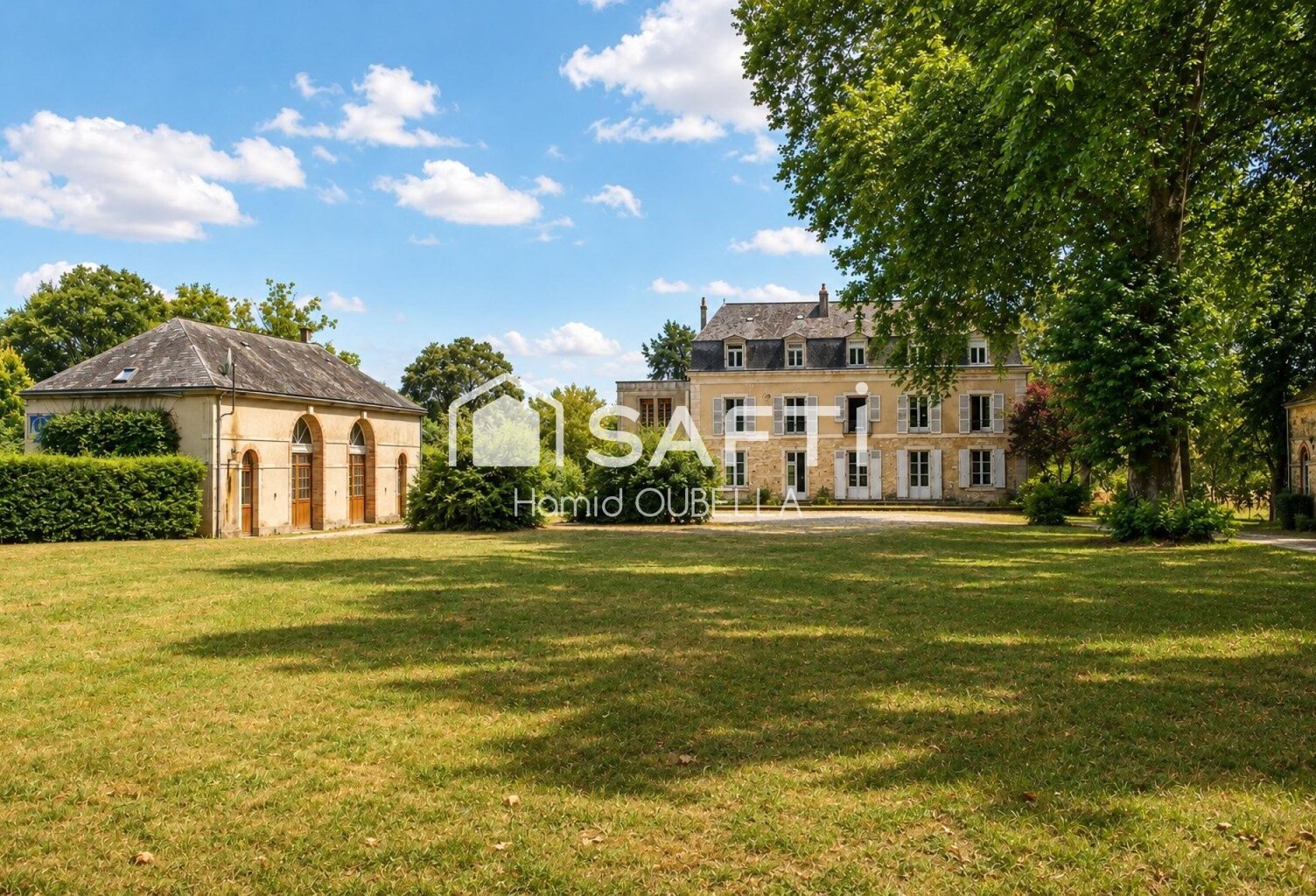Demeure de caractère avec dépendances au cœur d'un parc arboré — photo 1