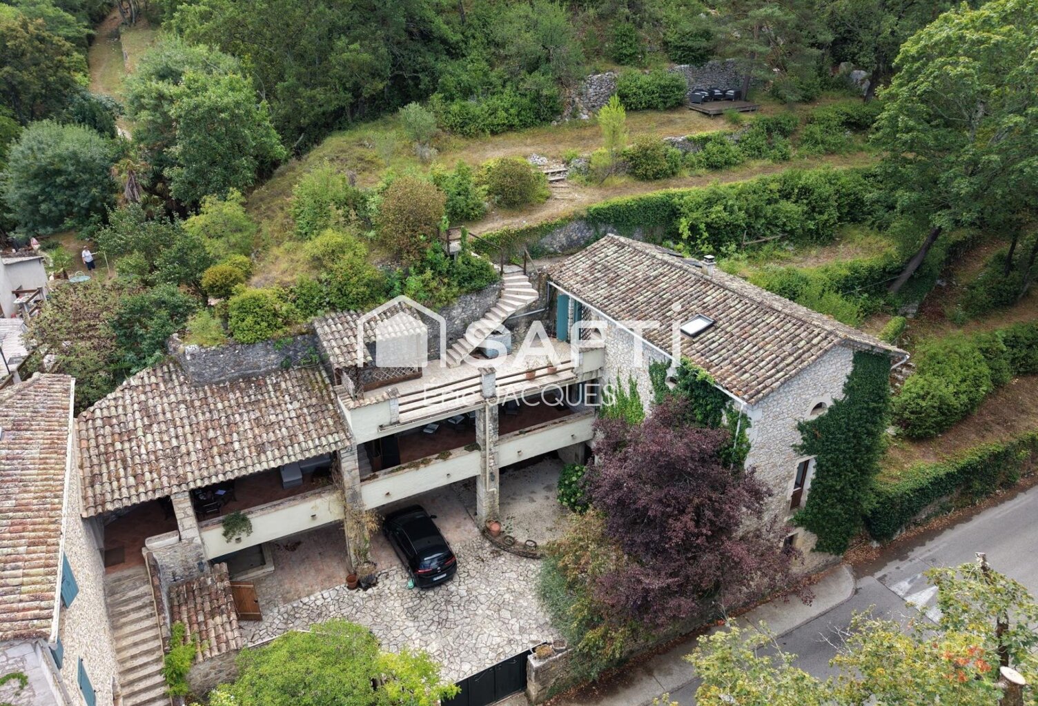 Ensemble en pierre de 250 m² au sol proche Barjac — photo 1