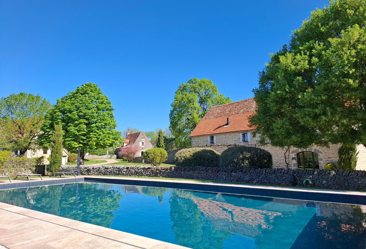 Domaine d'exception du XVIIIe siècle , composé de 4 gîtes et maison d'habitation ,exploitable immédiatement ! — photo 1