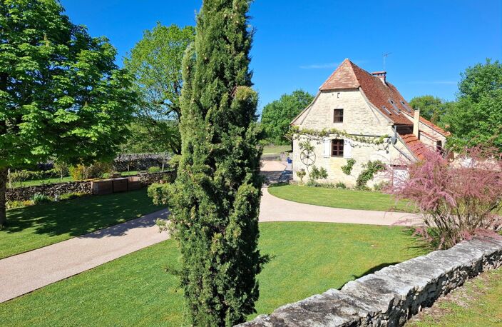 Domaine d'exception du XVIIIe siècle , composé de 4 gîtes et maison d'habitation ,exploitable immédiatement ! — photo 2