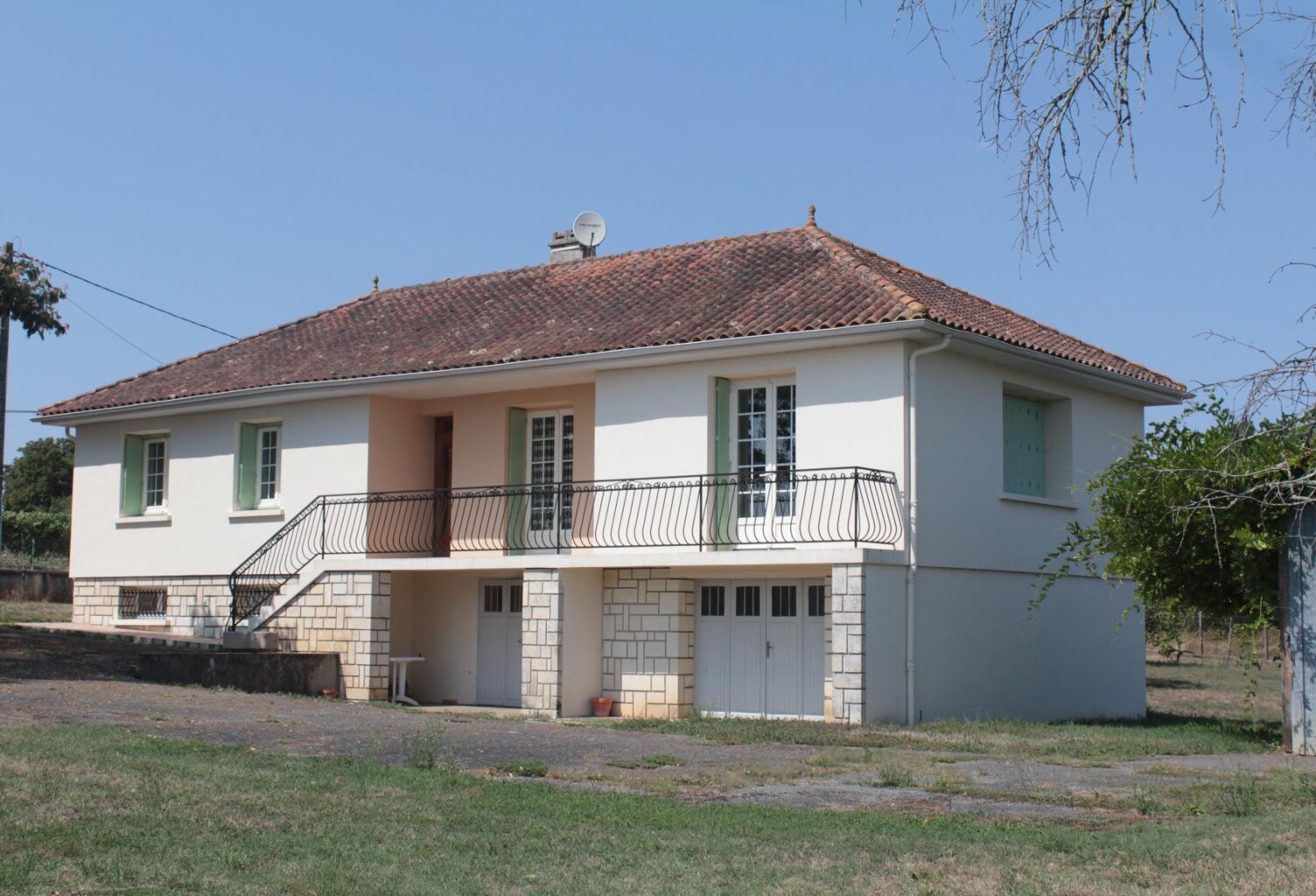 Maison familiale avec 3 000 m² de terrain, dépendance et sous-sol complet — photo 1