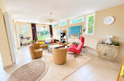 SPLENDIDE DEMEURE DE 364 M2 SUR TERRAIN DE 902 M2 A REGUINY — photo du bien