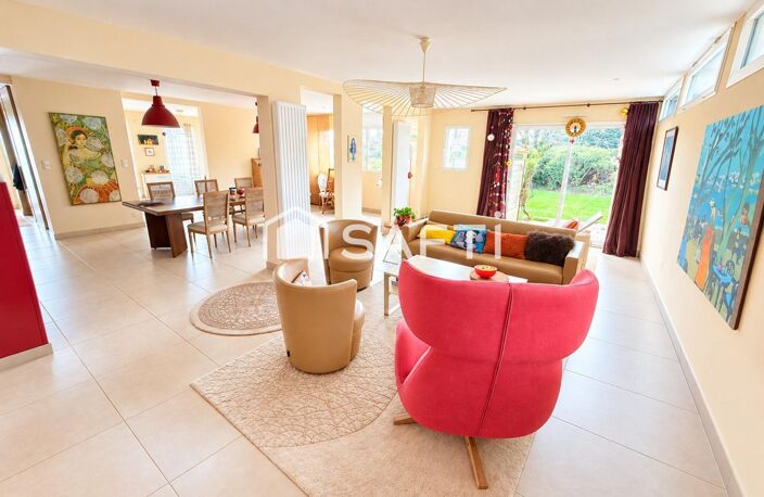 SPLENDIDE DEMEURE DE 364 M2 SUR TERRAIN DE 902 M2 A REGUINY — photo 3