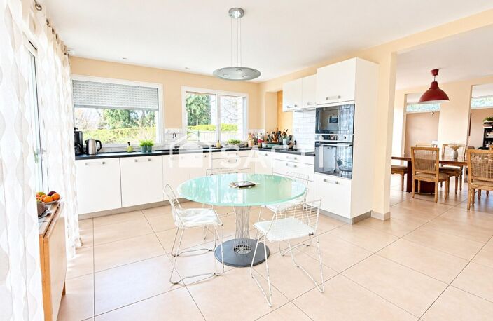 SPLENDIDE DEMEURE DE 364 M2 SUR TERRAIN DE 902 M2 A REGUINY — photo 4