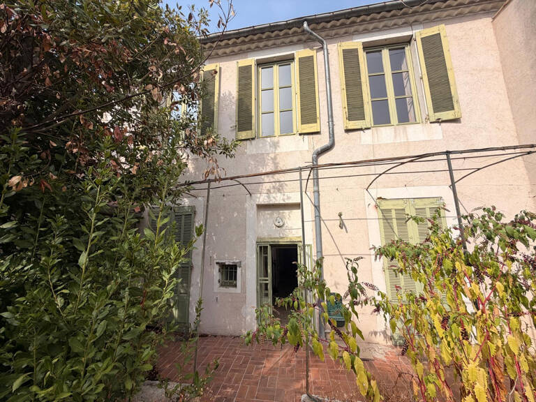 NIMES ARENES Maison de ville 7 pièces de 182 m2 avec jardin — photo 1