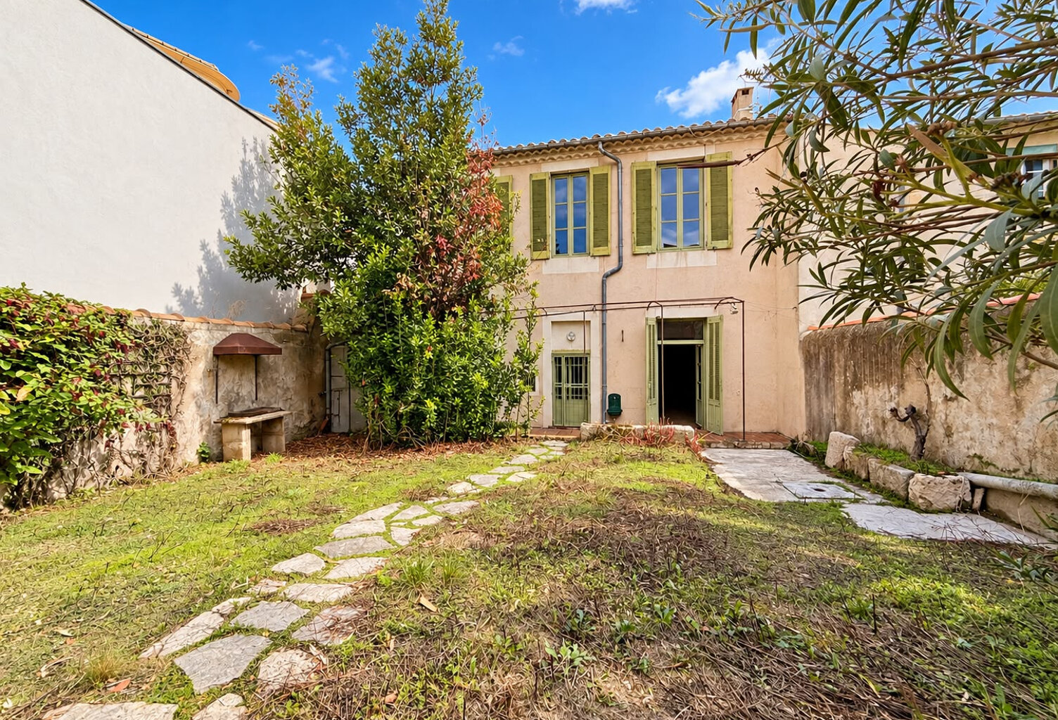 NIMES ARENES Maison de ville 7 pièces de 182 m2 avec jardin — photo 1