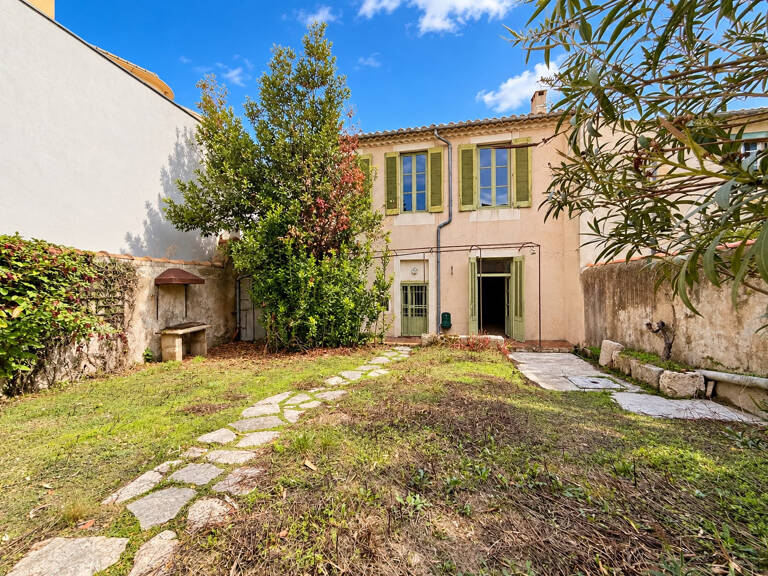 NIMES ARENES Maison de ville 7 pièces de 182 m2 avec jardin — photo 1