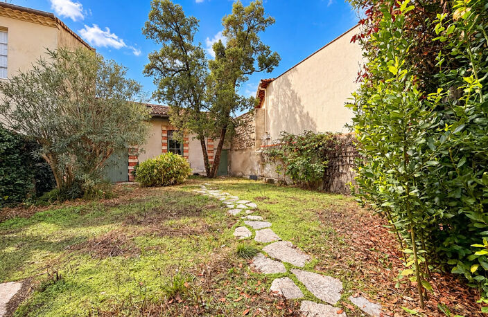NIMES ARENES Maison de ville 7 pièces de 182 m2 avec jardin — photo 3