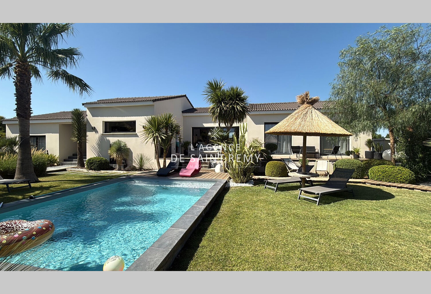 Maison de plain-pied avec piscine, jardin paysager et belles p — photo 1