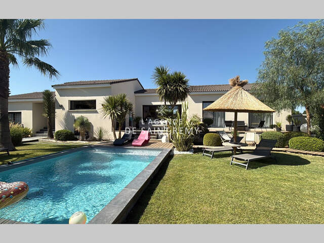 Maison de plain-pied avec piscine, jardin paysager et belles p — photo du bien