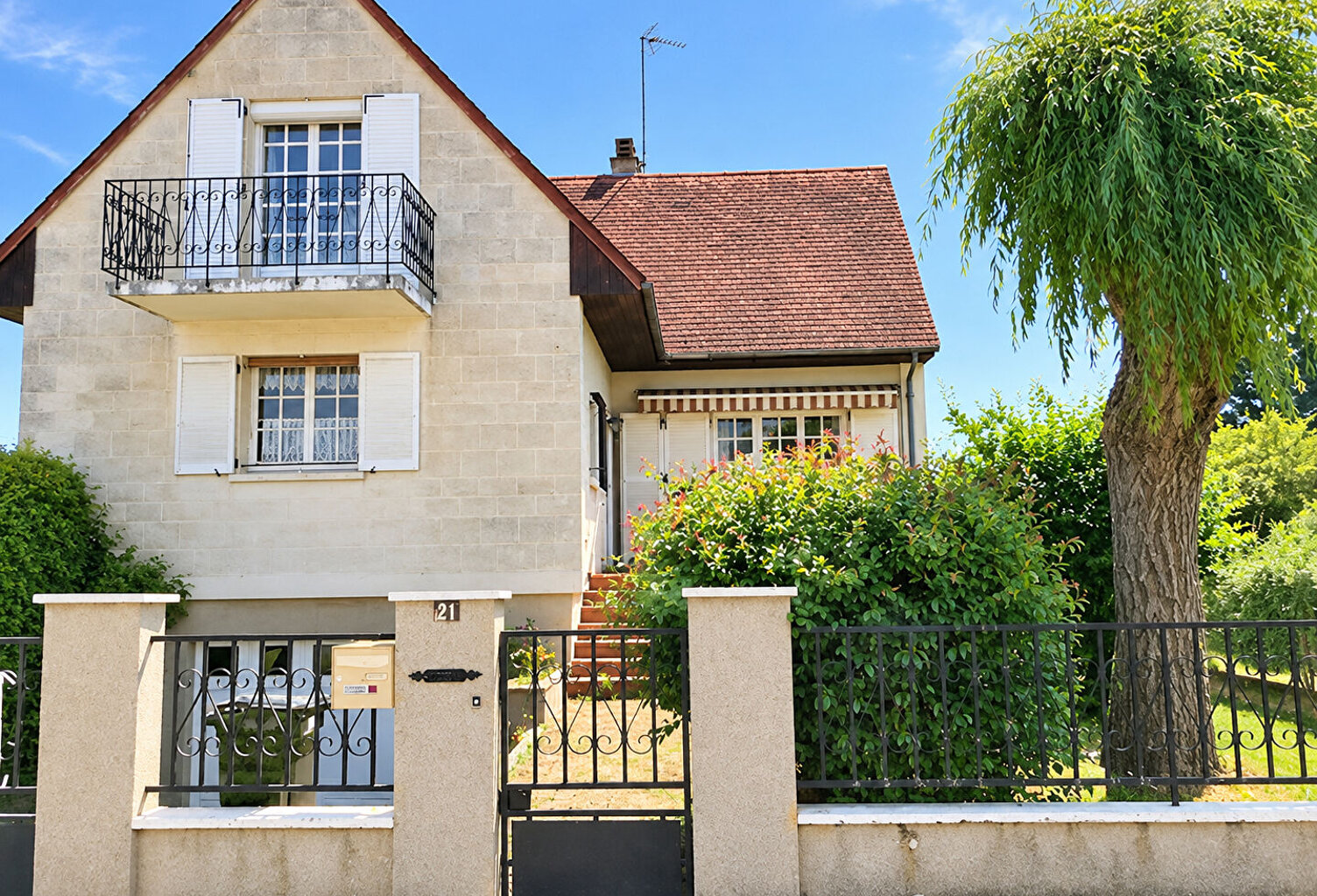 AUBIGNY-SUR-NÈRE  Maison familiale 135 m²  4 chambres Véranda  Sous-sol complet — photo 1