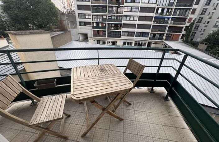 Studio avec balcon, cave et parking. — photo 4