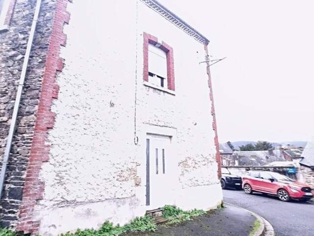 Situé à Revin, cet immeuble  en pierre locale avec toiture en ardoise — photo du bien