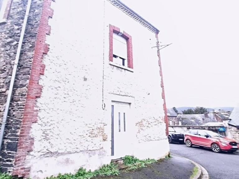 Situé à Revin, cet immeuble  en pierre locale avec toiture en ardoise — photo 1