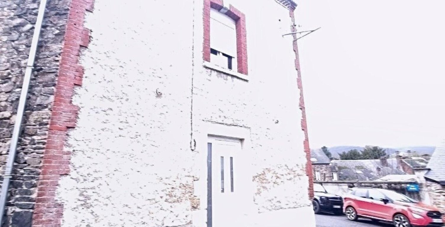 Situé à Revin, cet immeuble  en pierre locale avec toiture en ardoise — photo 1