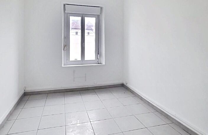 Situé à Revin, cet immeuble  en pierre locale avec toiture en ardoise — photo 2