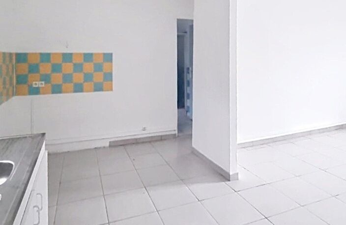 Situé à Revin, cet immeuble  en pierre locale avec toiture en ardoise — photo 3