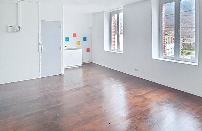 Situé à Revin, cet immeuble  en pierre locale avec toiture en ardoise — photo 4