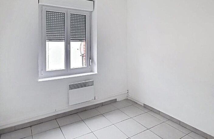 Situé à Revin, cet immeuble  en pierre locale avec toiture en ardoise — photo 5