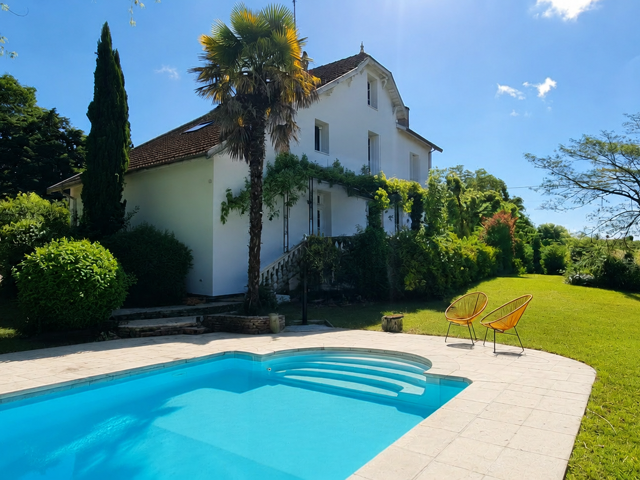 DEMEURE DE CHARME 180 m2 - grand garage - piscine - parc — photo du bien