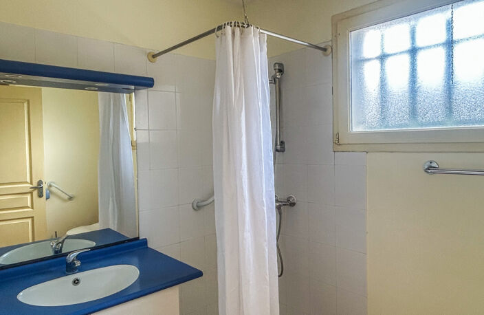 Maisonnette adaptée PMR dans résidence avec piscine. — photo 5