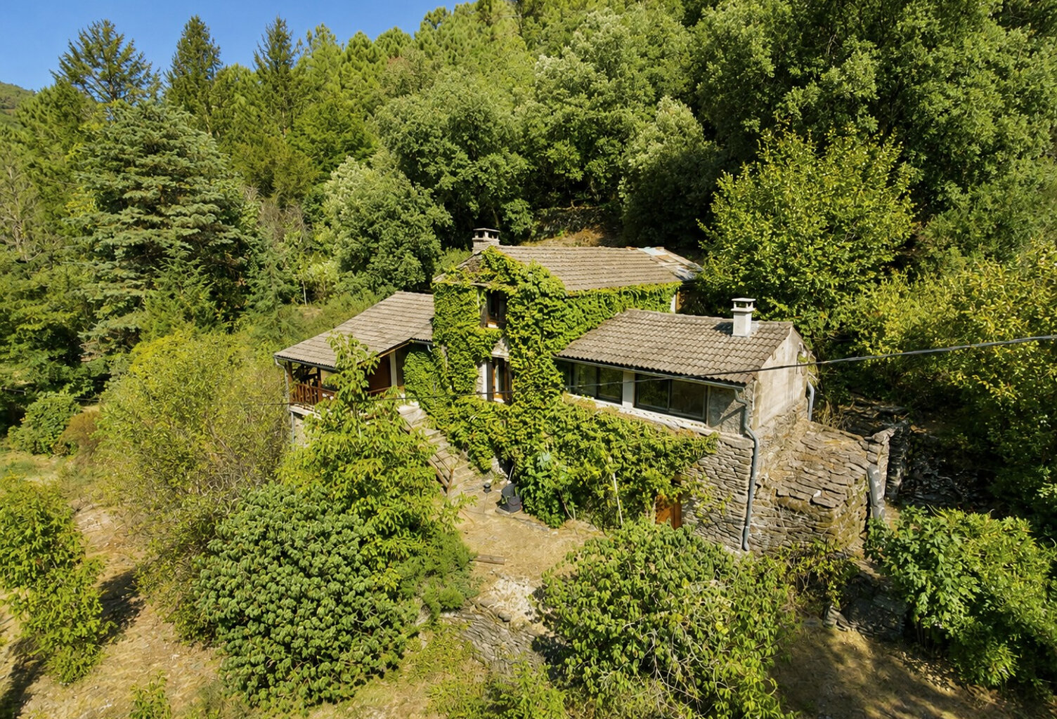 Mas T4 avec Terrain et Rivière — photo 1