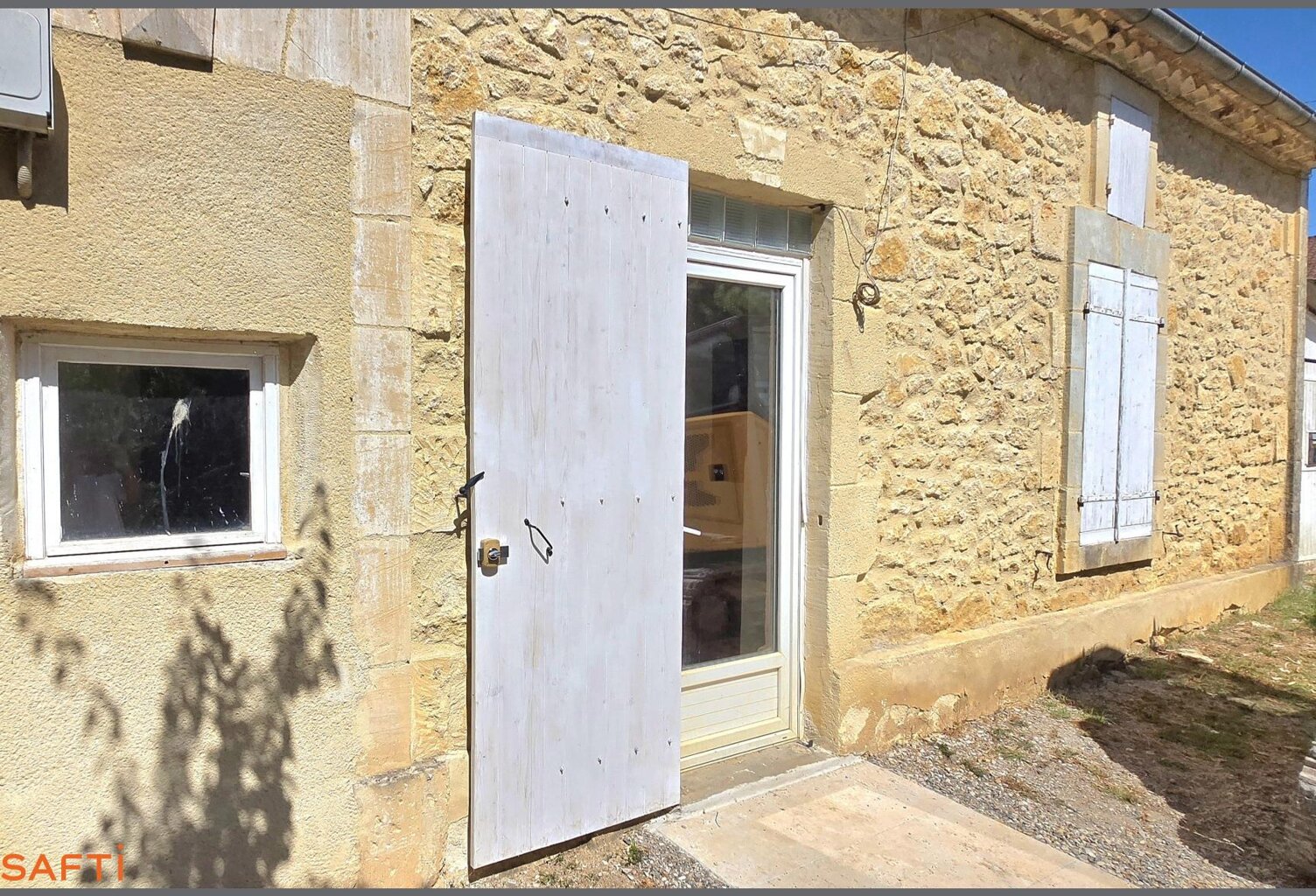 Ensemble immobilier composé de deux maisons de plain-pied à finir et jardin. — photo 1