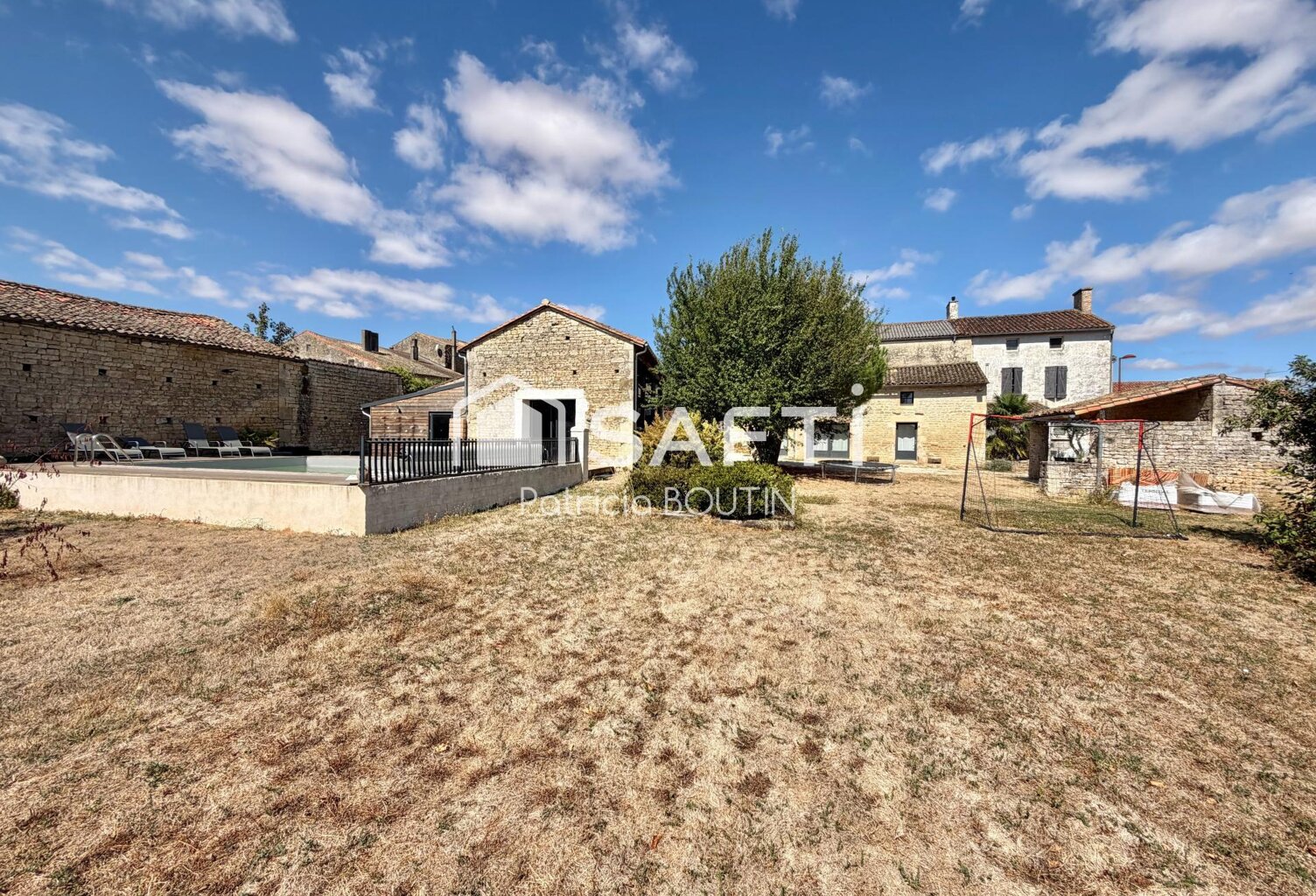 MAISON EN PIERRE 3 CHAMBRES + BUREAUX, DÉPENDANCES PISCINE ET JARDIN — photo 1