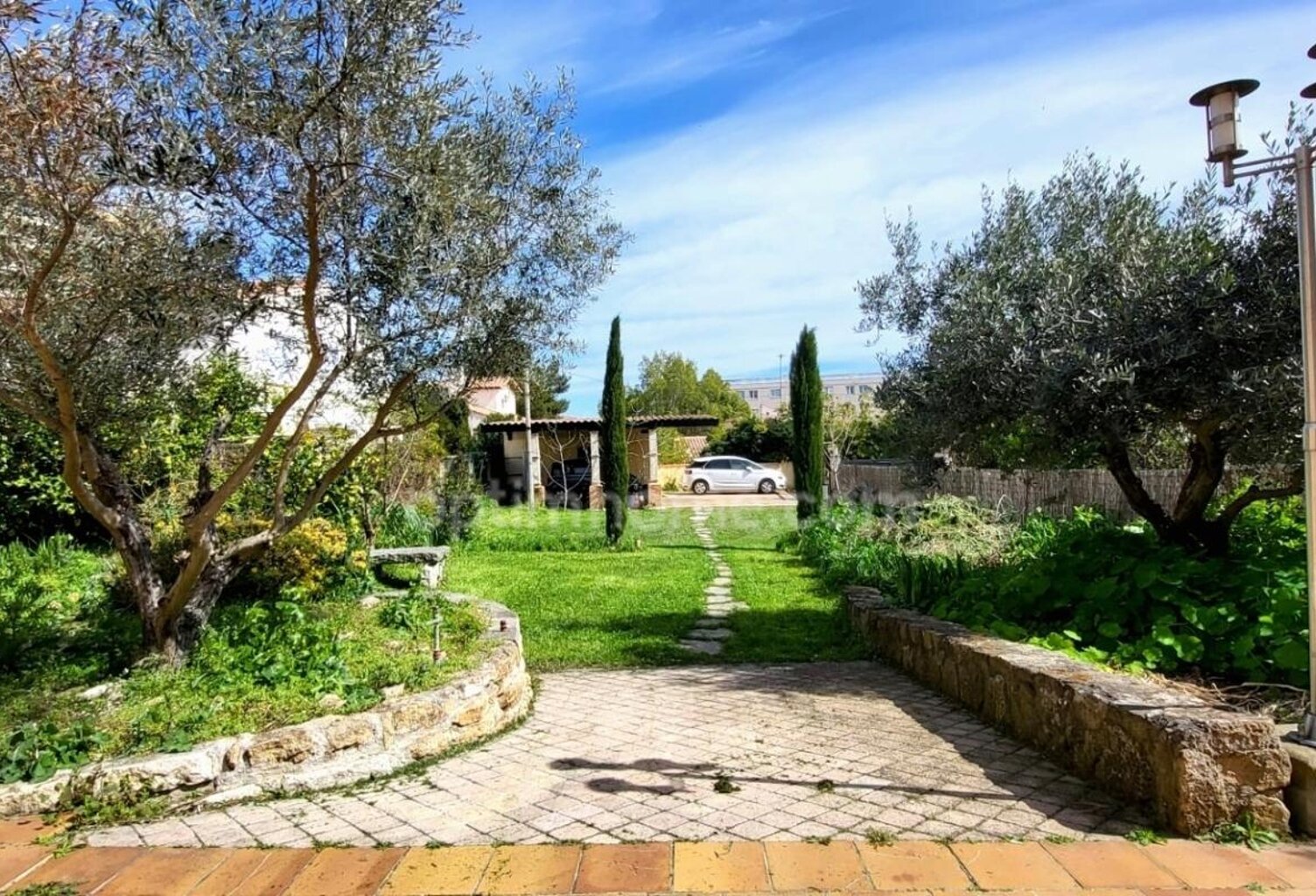 MARTIGUES (13) : à vendre Maison 4 chambres, 1 bureau, 2 appartements T3 et T4, garage sur terrain 859m² — photo 1