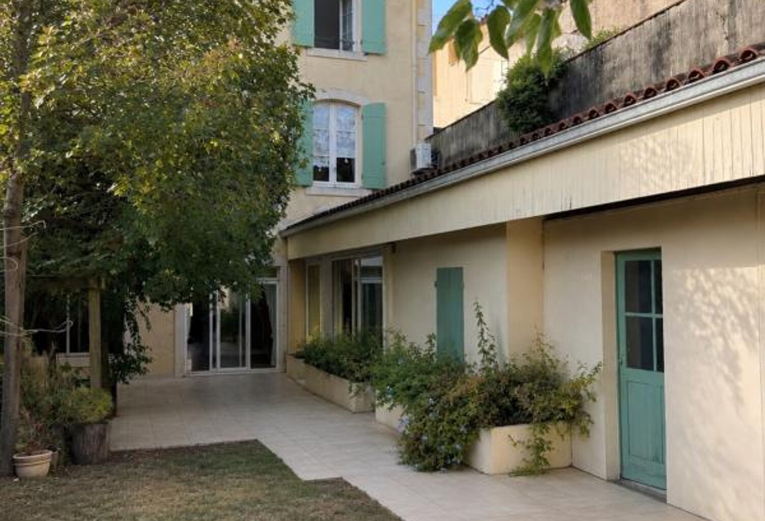 EXCLUSIVITÉ – Le charme de l’ancien, de beaux volumes et un grand jardin — photo 1