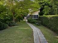 EXCLUSIVITÉ – Le charme de l’ancien, de beaux volumes et un grand jardin — photo 2