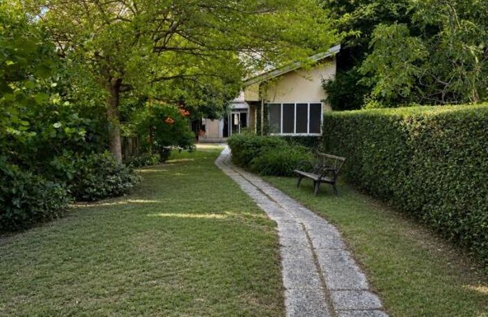 EXCLUSIVITÉ – Le charme de l’ancien, de beaux volumes et un grand jardin — photo 2