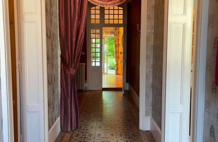 EXCLUSIVITÉ – Le charme de l’ancien, de beaux volumes et un grand jardin — photo 3