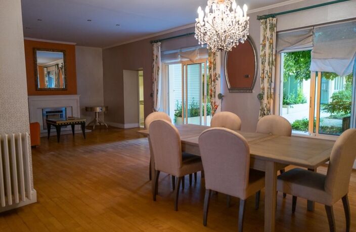 EXCLUSIVITÉ – Le charme de l’ancien, de beaux volumes et un grand jardin — photo 5