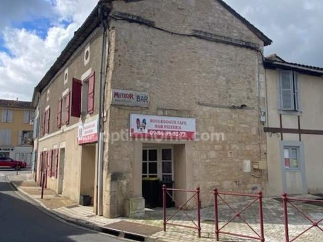 Au cœur du village de Marthon, Bâtiment en pierres, ancien commerce, bar pizza,  avec logement au dessus — photo du bien