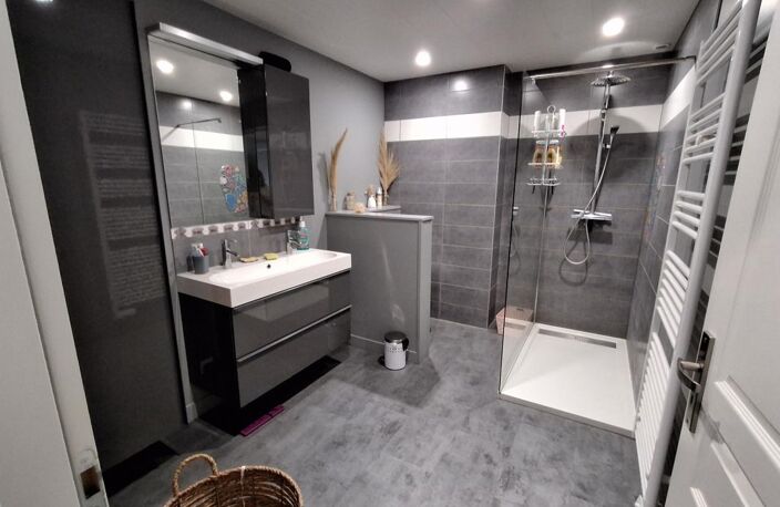 A vendre!! Maison entièrement rénovée, 4 chambres, grange et jardin à DOMBASLE EN ARGONNE — photo 2